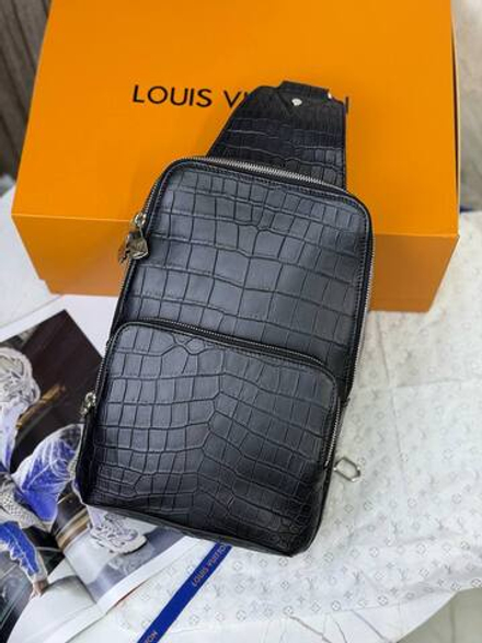 Сумка-слинг Louis Vuitton из кожи крокодила
