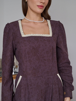 Платье с квадратным вырезом