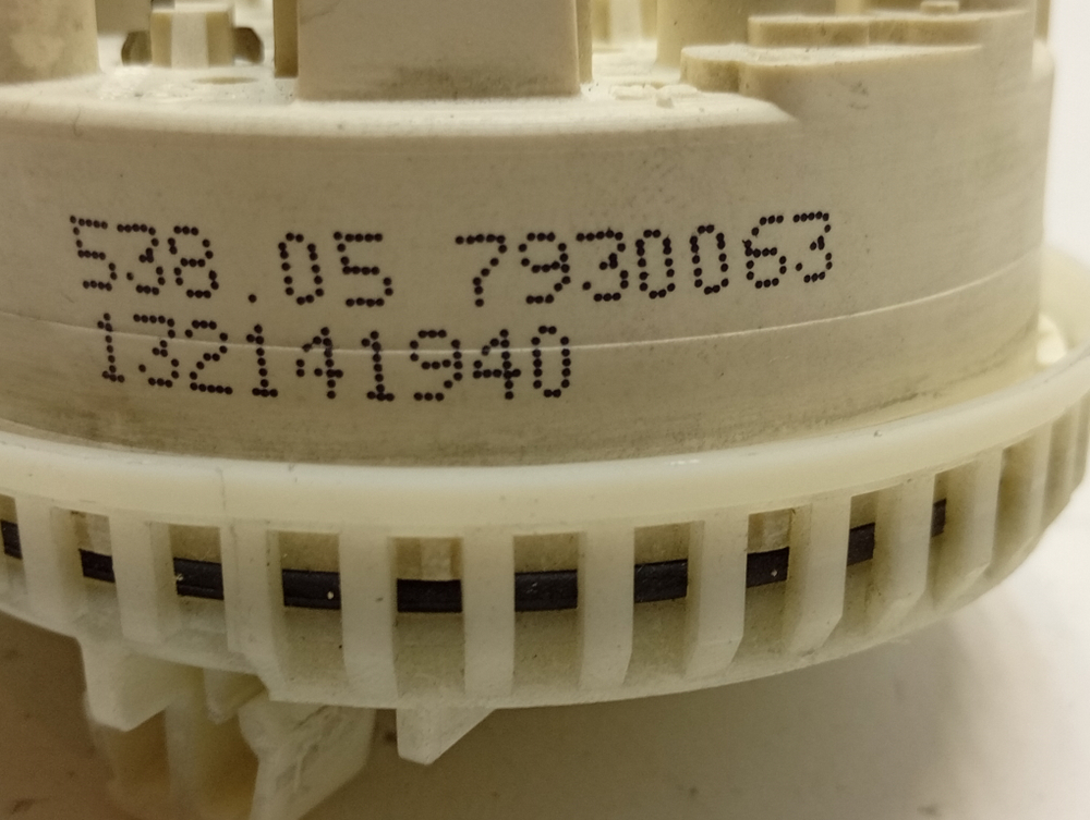 FE925N кт21 Датчик уровня (прессостат) для стиральных машин AEG Electrolux Zanussi 132141940 б/у