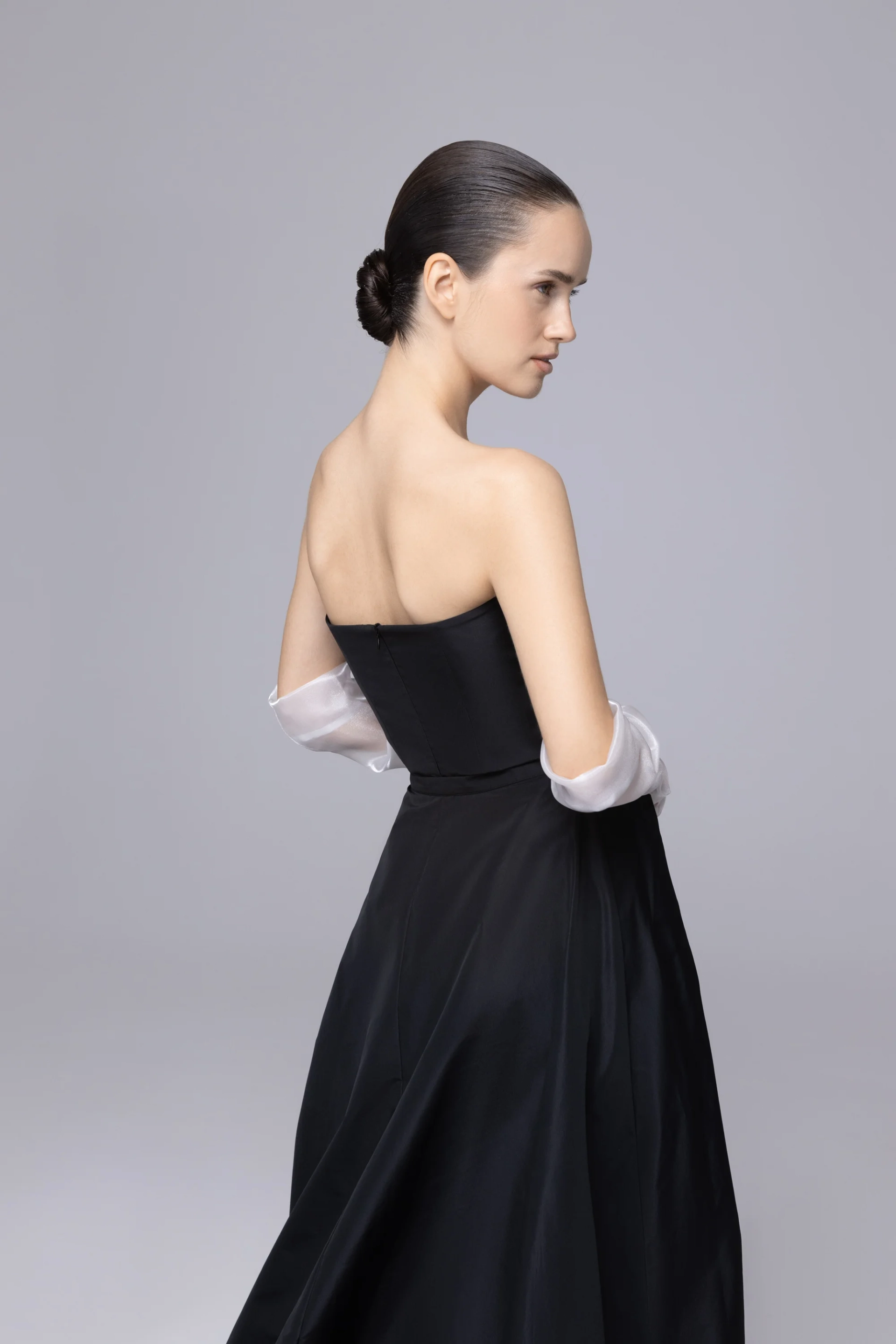 Платье со шлейфом из тафты