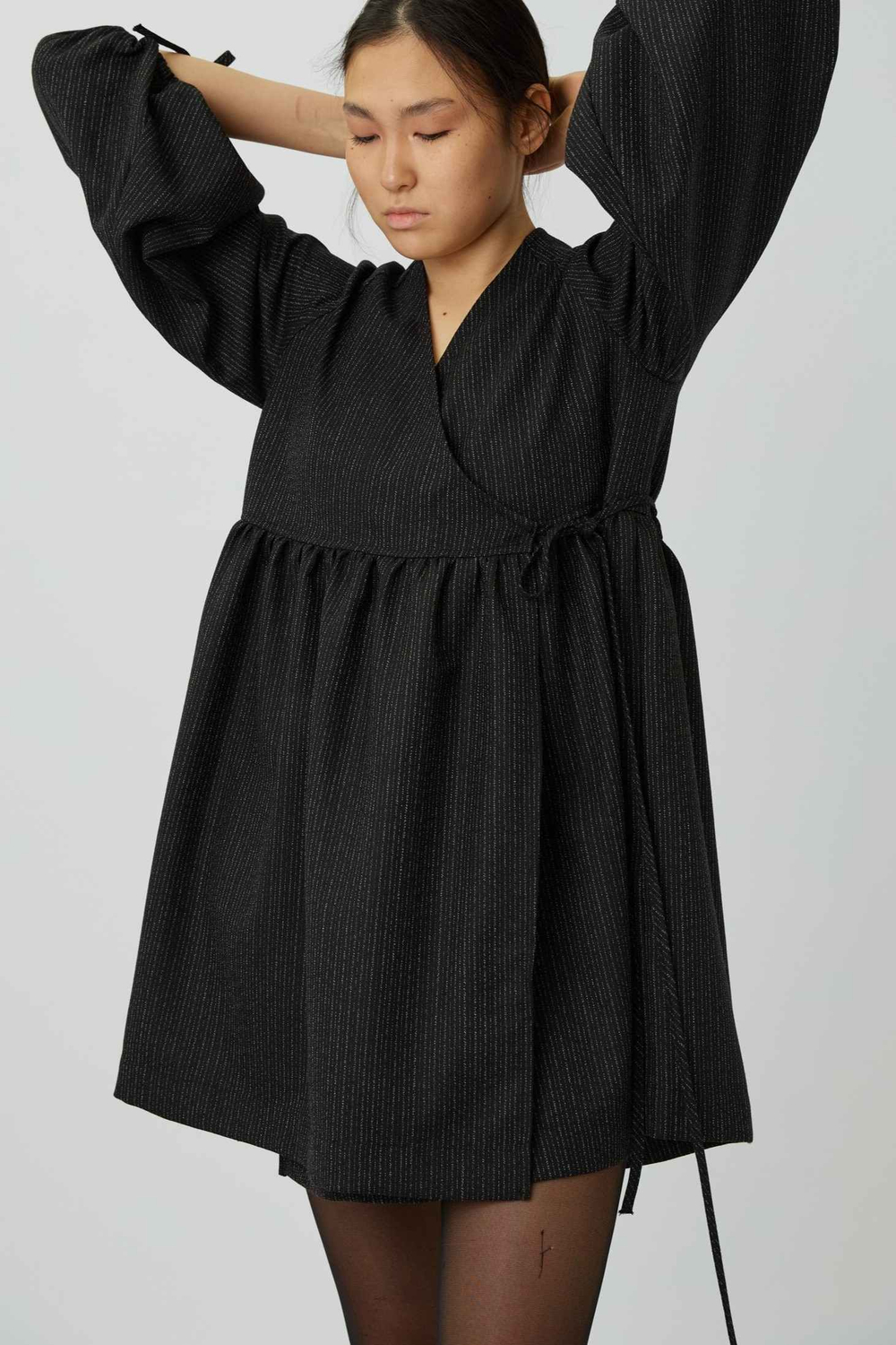 Платье на запах с широкими рукавами длины мини из креповой шерсти в полоску