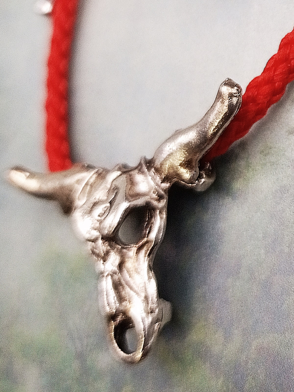 Красная нить от сглаза "Череп быка"