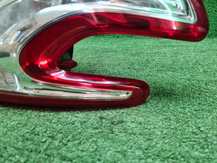 Фонарь правый Peugeot 208 1 (2012-2015)