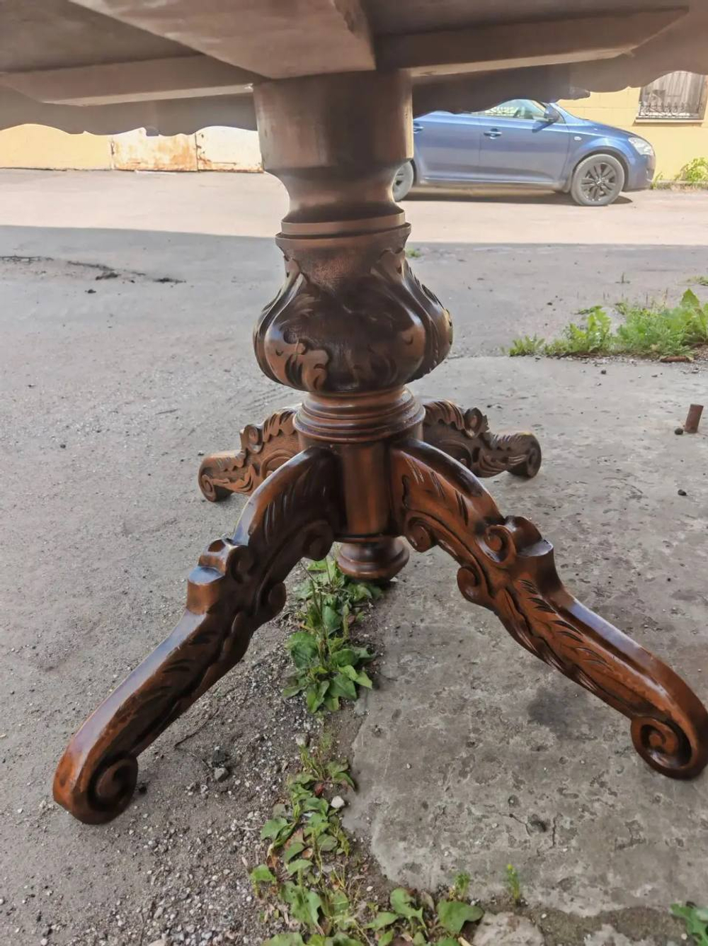 Старинный обеденный стол