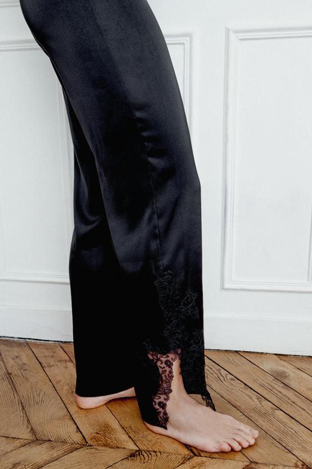 ZARA АТЛАСНЫЕ БРЮКИ С КРУЖЕВОМ, ЧЕРНЫЙ