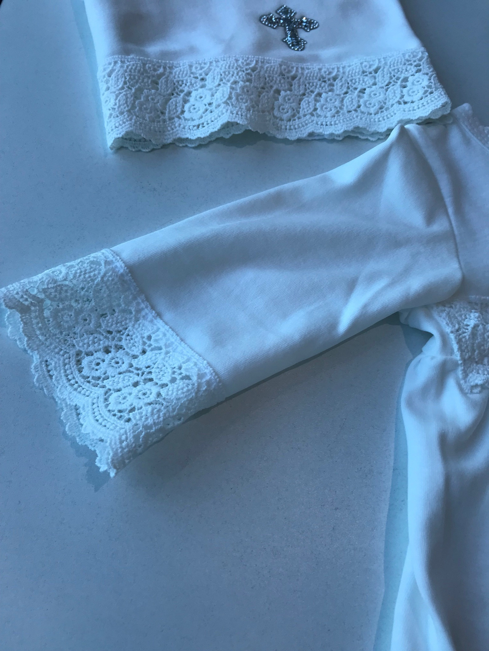 Платье крестильное с чепчиком с тесьмой и стразами (Малышеево) Арт. 1003И (Размер: 80)