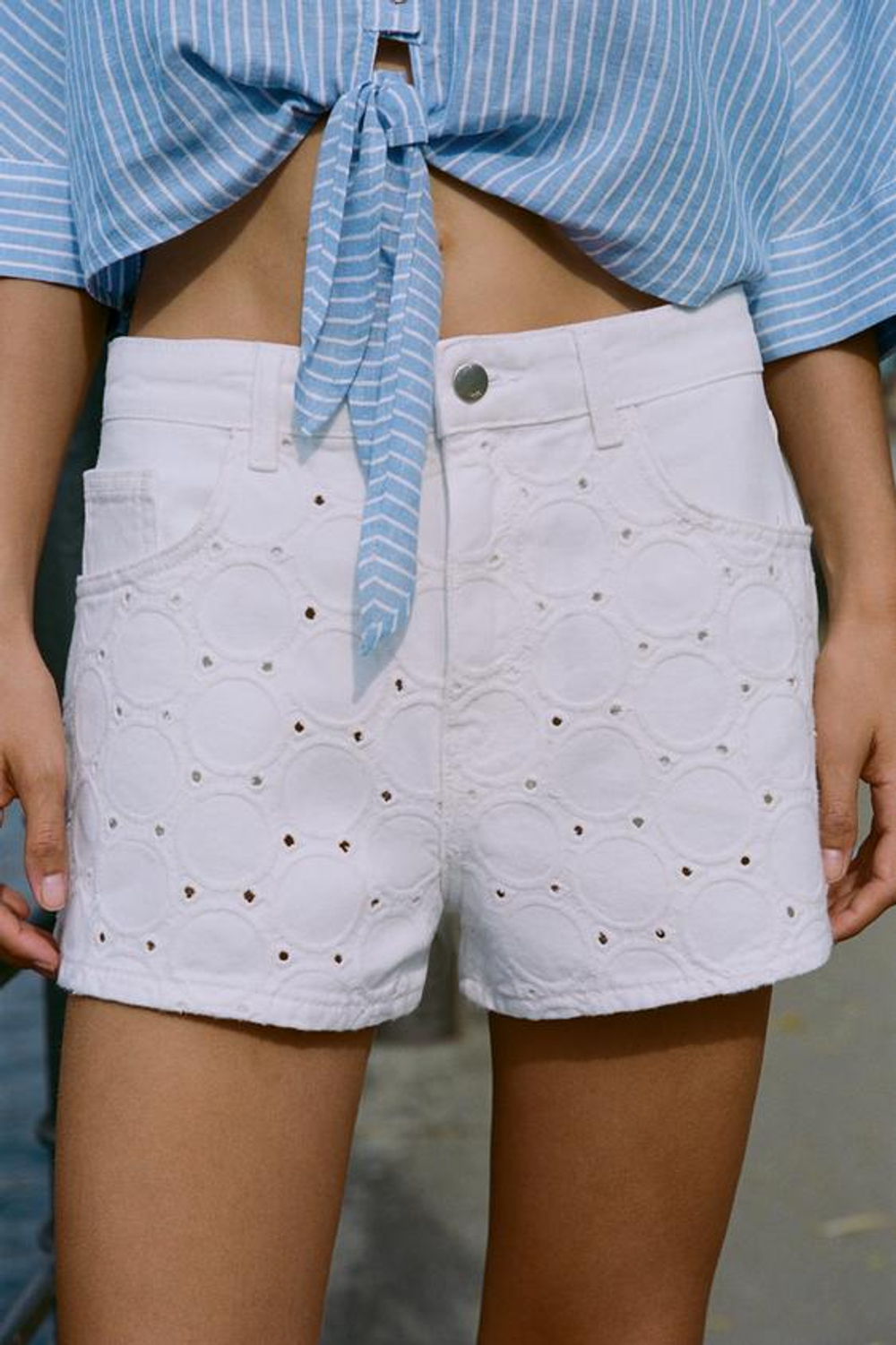 ZARA ШОРТЫ Z1975 СО СРЕДНЕЙ ПОСАДКОЙ И ПЕРФОРИРОВАННОЙ ВЫШИВКОЙ, ЦВЕТ ВЫБЕЛЕННОГО ЛЬНА