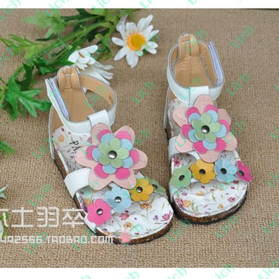 Сандалии с закрытой пяткой и яркими декоративными цветами