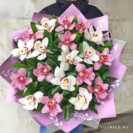 Букет из 19 белых и розовых орхидей