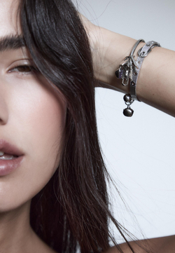 STRADIVARIUS Набор из 2 браслетов с подвесками, серый