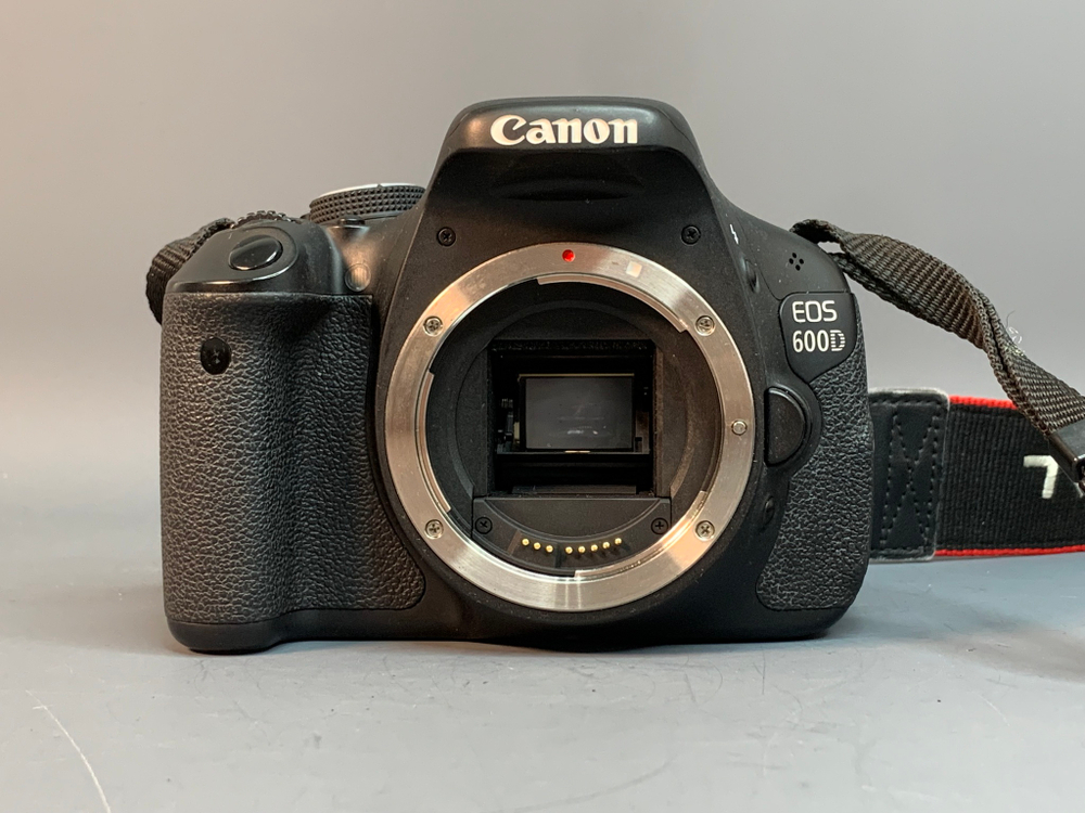 Canon 600D kit 18-55mm 3.5-5.6 IS ll 12.498 Кадров