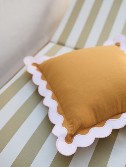 Чехол на подушку с контрастным кантом розового цвета из коллекции trendy ruffles, 40х40 см