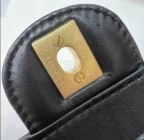 Черная стеганая сумка Chanel из состаренной телячьей кожи