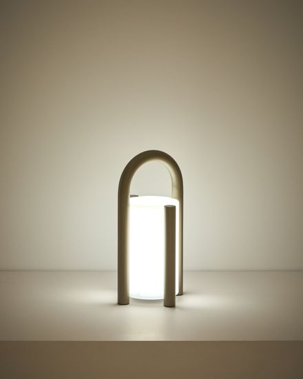 Портативная настольная лампа Leros из полиэтилена и стали бежевого цвета