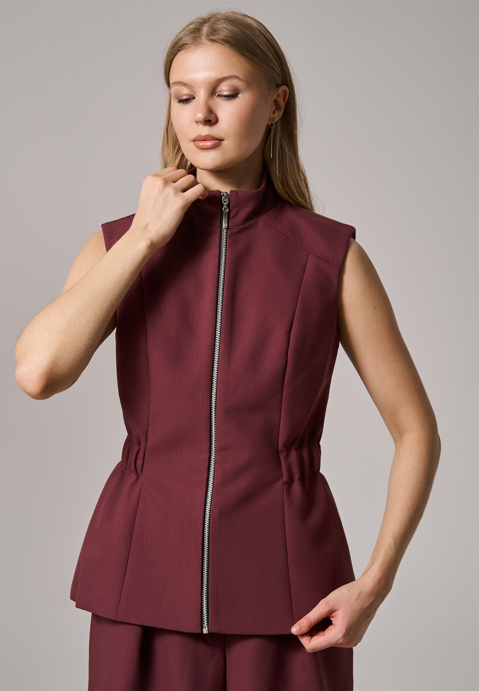 Жилет на молнии бордовый