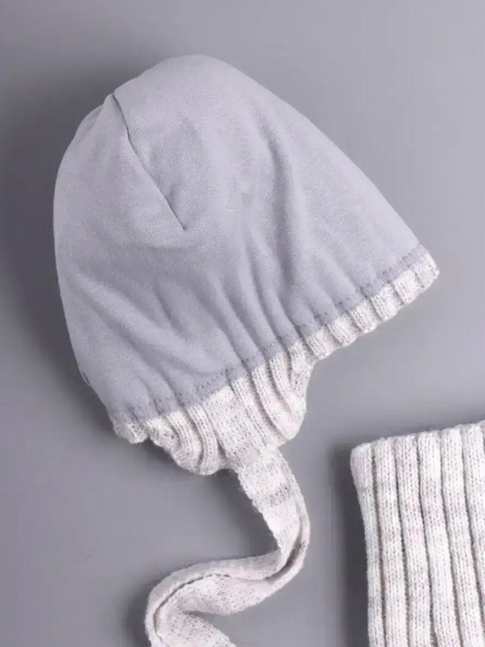 Шапка осенняя детская на завязках и снуд