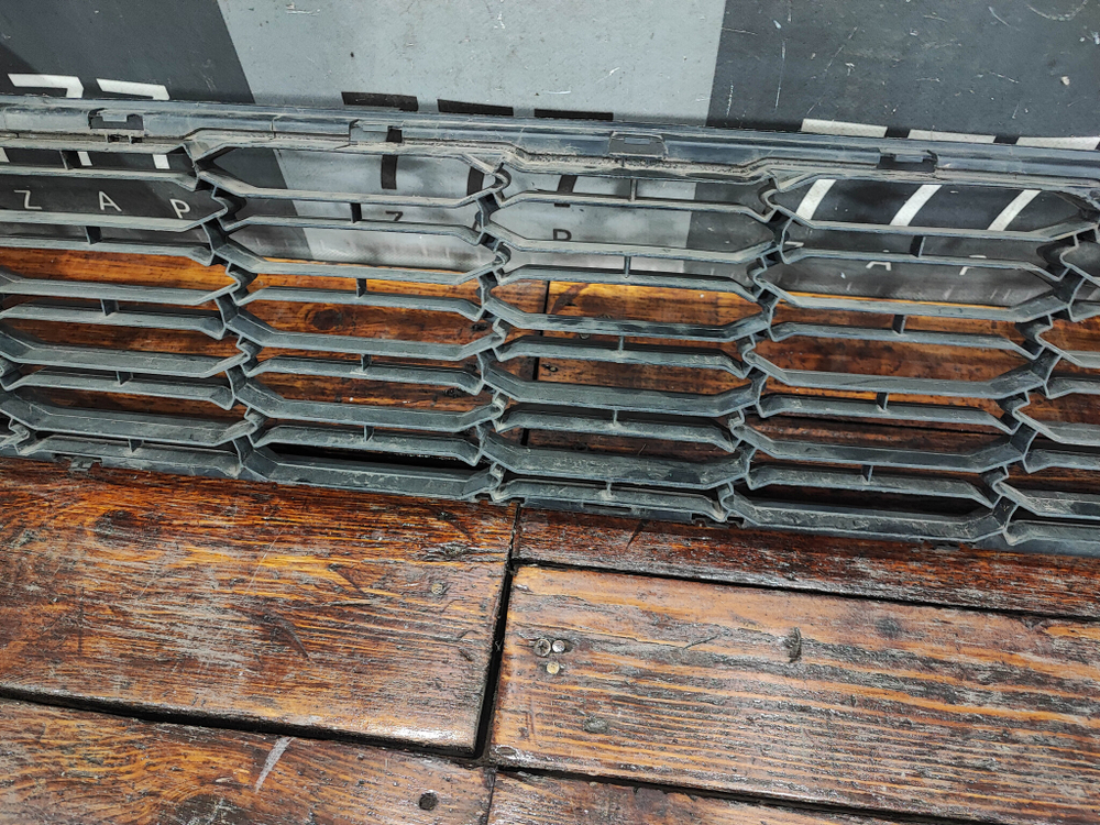 Решетка переднего бампера Citroen C-Elysee 12-16 Б/У Оригинал 9676958080