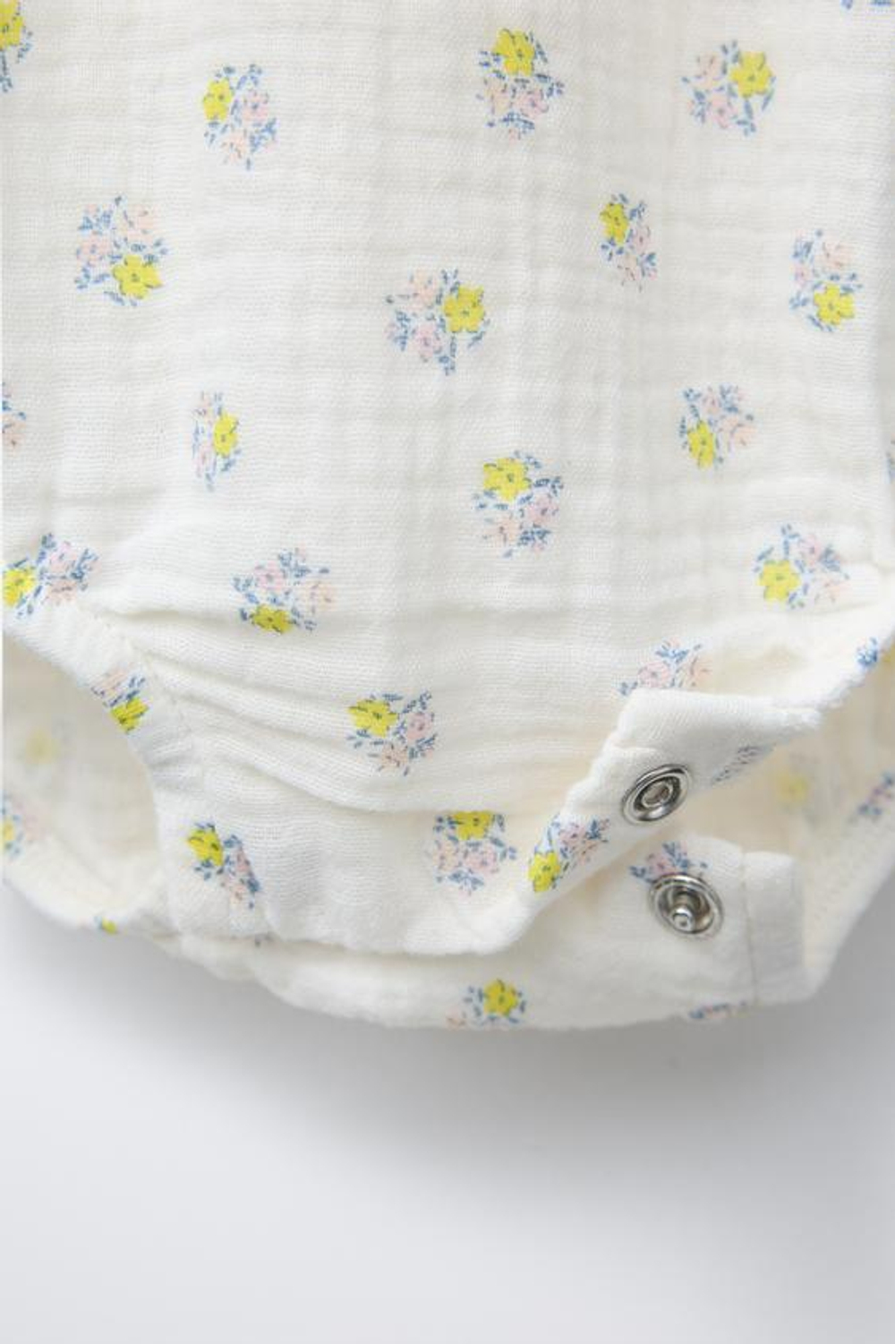 ZARA КОМБИНЕЗОН С ЦВЕТОЧНЫМ ПРИНТОМ, ЖЕЛТОВАТО-БЕЛЫЙ