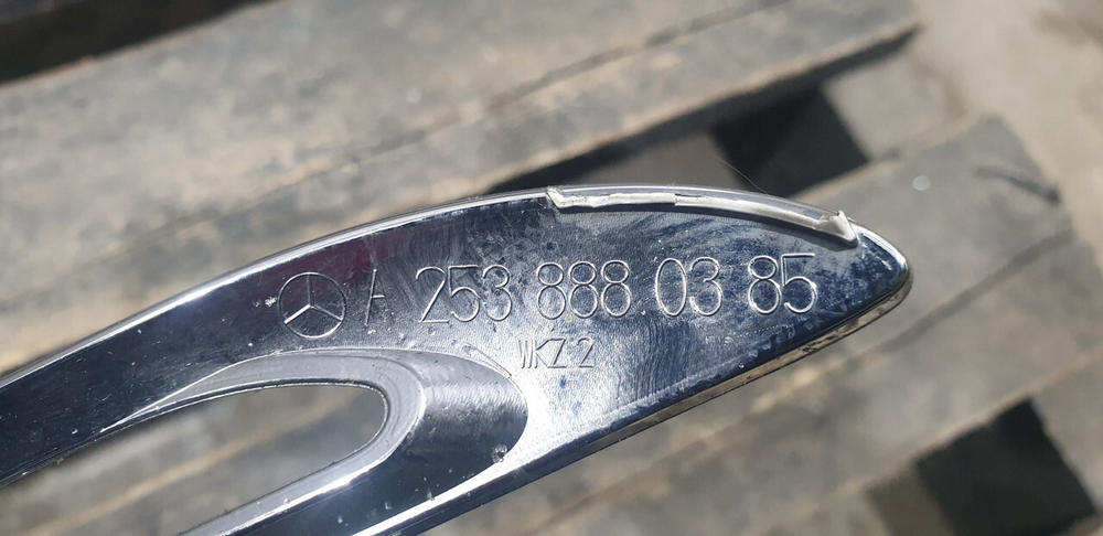 Молдинг решетки радиатора Mercedes GLC (X253) 15-19 Б/У Оригинал A2538880385