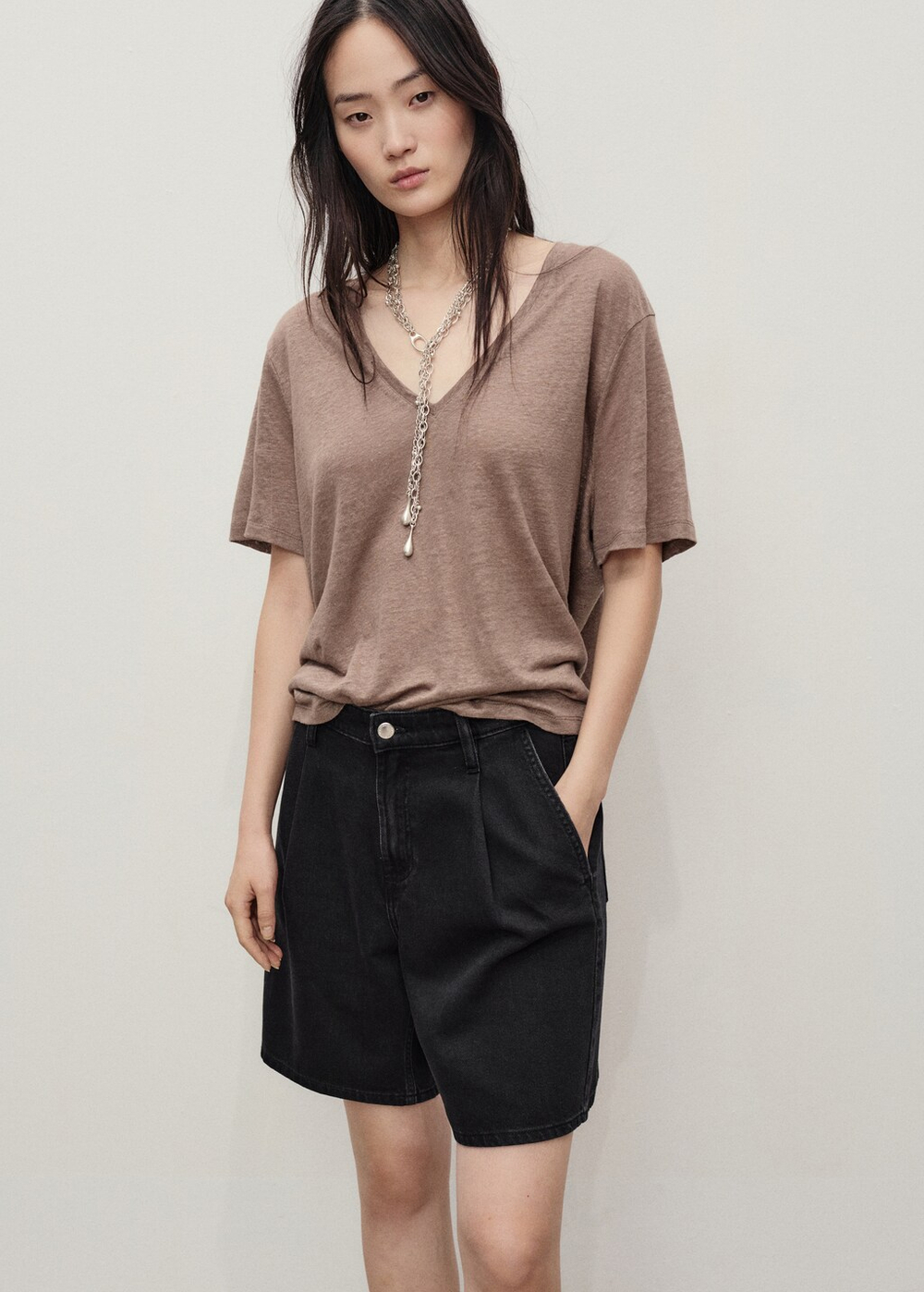 Джинсовые бермуды со средней посадкой и защипами