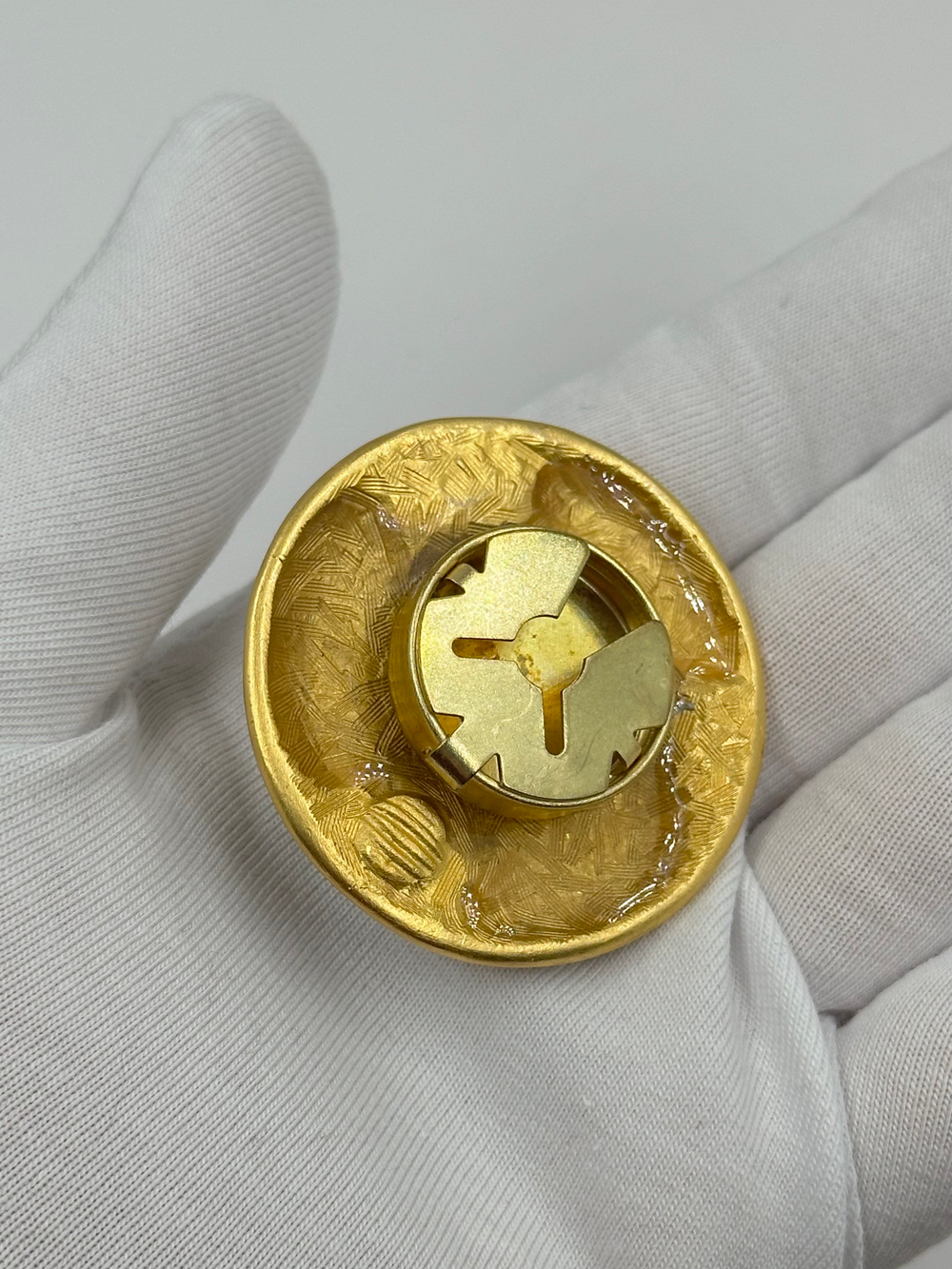 Накладка на пуговицу с чёрной эмалью и «жемчугом»