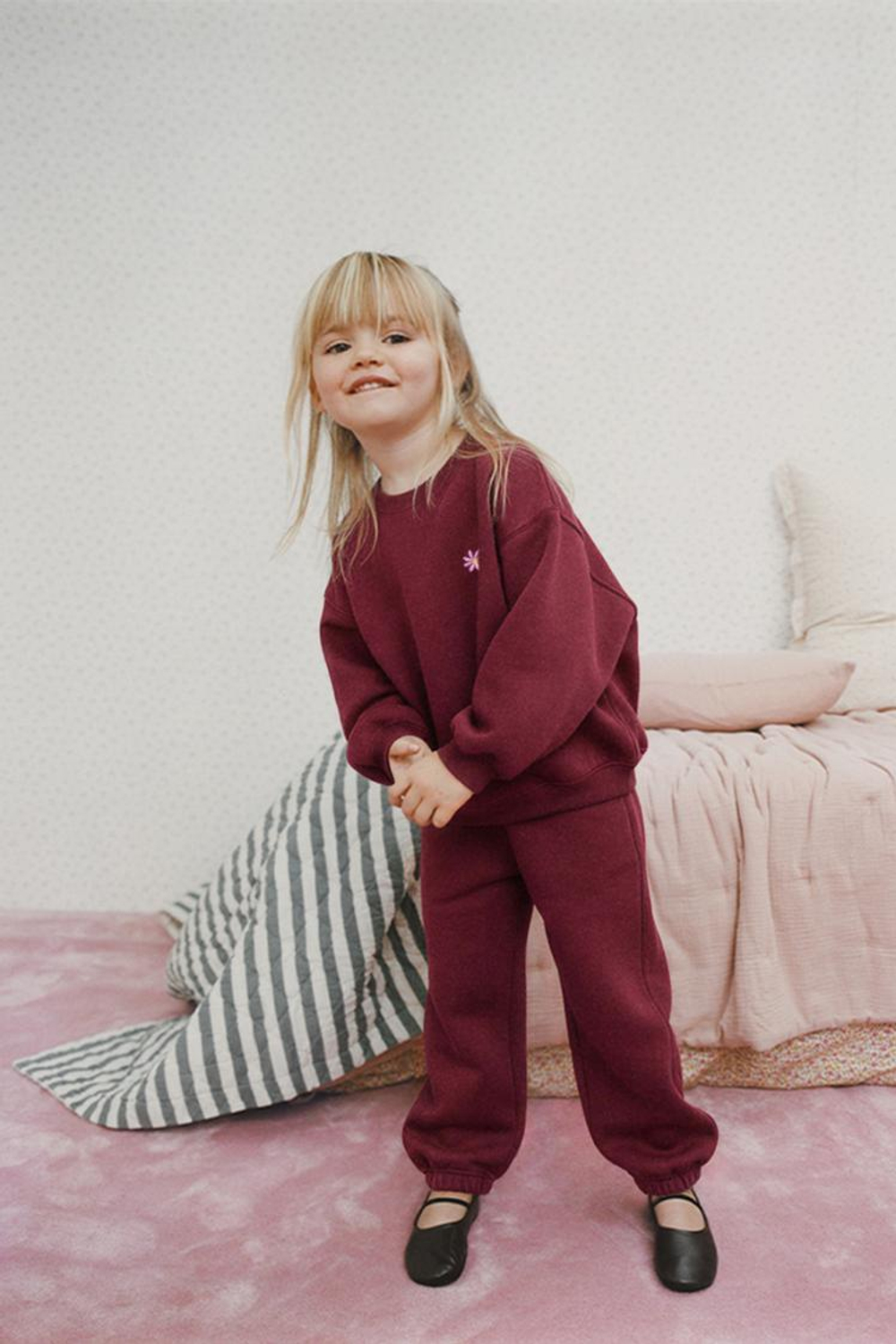 ZARA КОМПЛЕКТ ИЗ ТОЛСТОВКИ И ДЖОГГЕРОВ С ВЫШИВКОЙ, ГРАНАТОВЫЙ