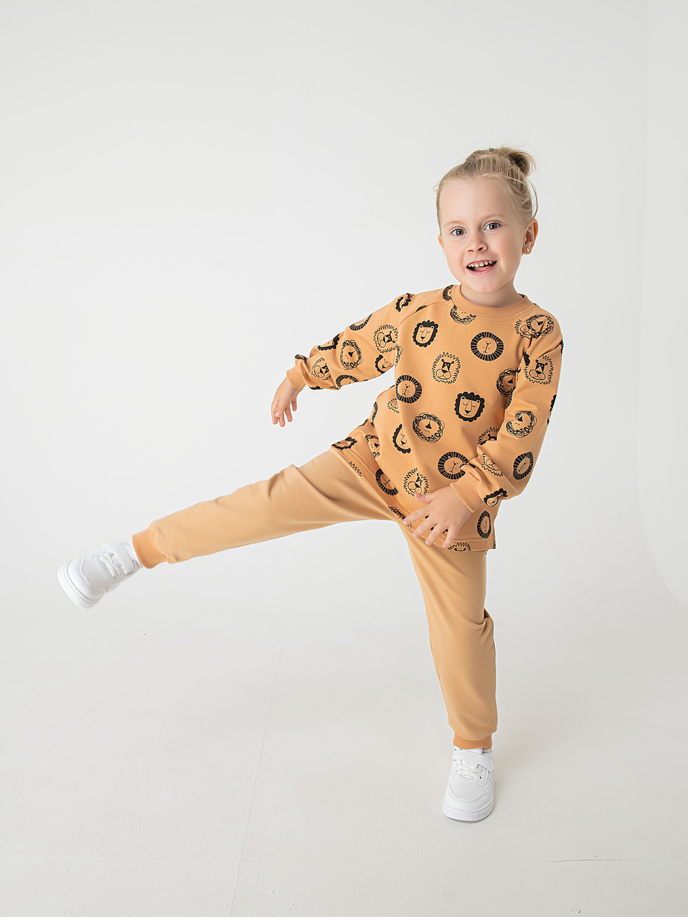 Костюм из трикотажа "Львы" светло-коричневый