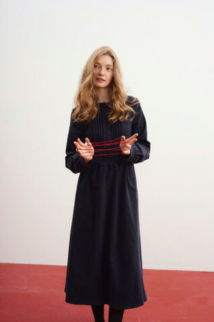 Платье с защипами на груди из темно-синего хлопка-твил