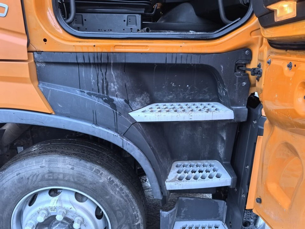 Корпус подножек правый