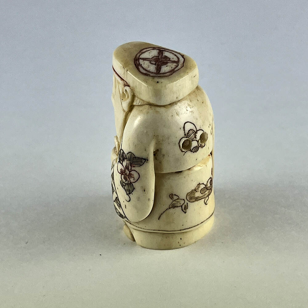 Статуэтка нэцкэ Дед с корзиной рыбы