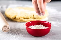 KitchenAid - Набор из 4 мисок с крышками Universal 8,5х3,5см, красный ампир / артикул   KQG177BXERE  / GTIN 5057982088170