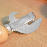 Консервооткрыватель с деревянной лакированной ручкой 15,5*3,8*2см