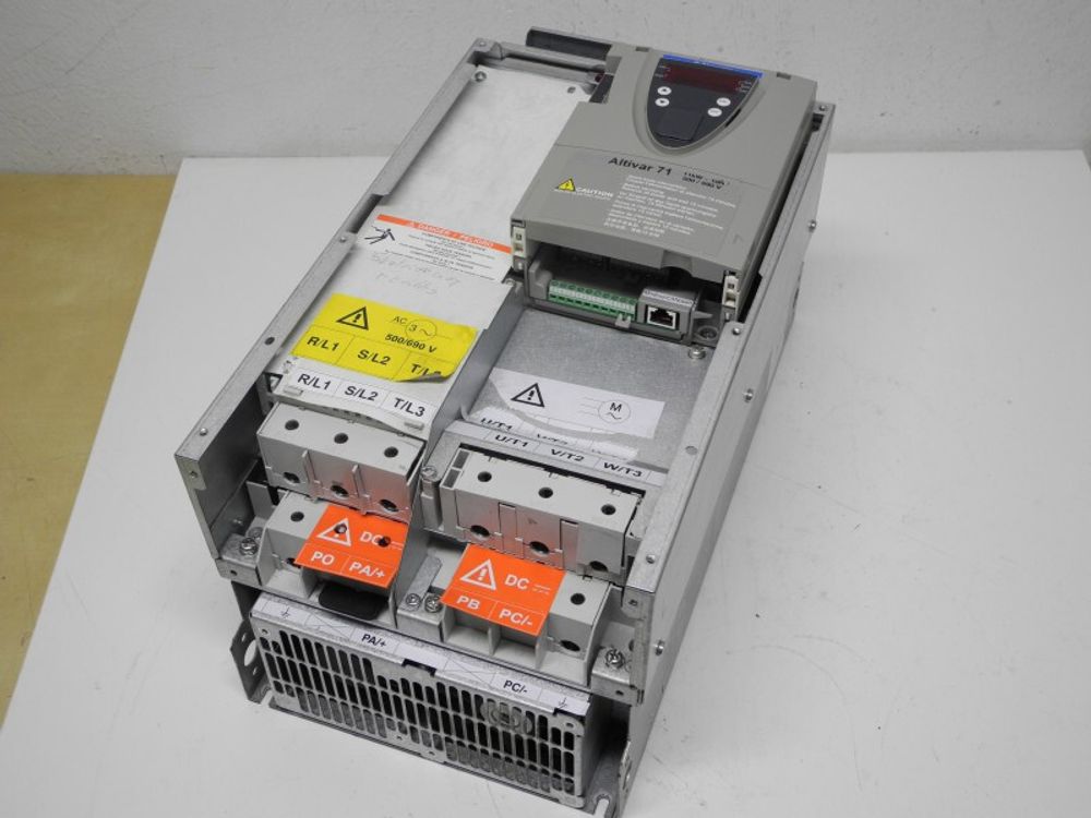 Schneider Electric ATV71HD11Y