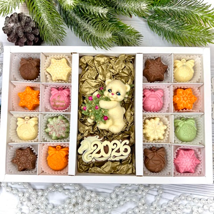 Шоколадный набор "С новым годом. Мишка с ёлкой. 2026": шоколадка и 16 конфет ручной работы