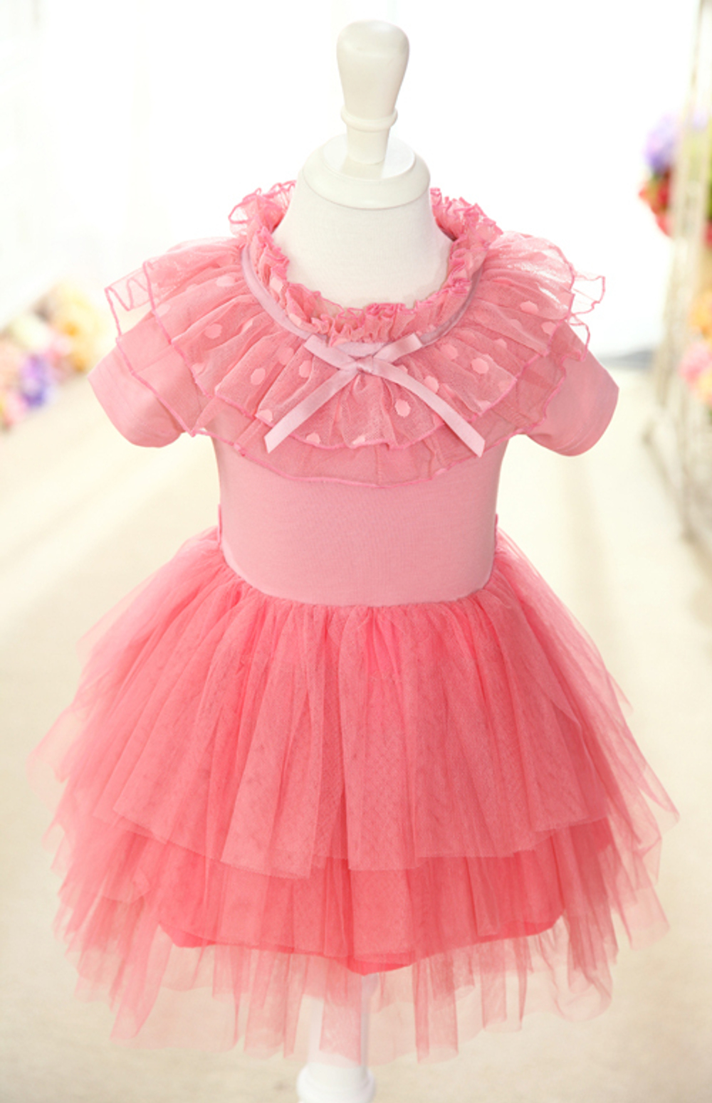 Платье детское с кружевным воротником и многослойной юбкой