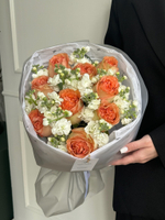 Букет из одноголовых роз и маттиолы