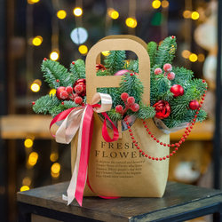 Новогодняя композиция в оригинальном оформлении