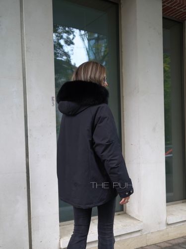 Черная укороченная парка с меховым воротником