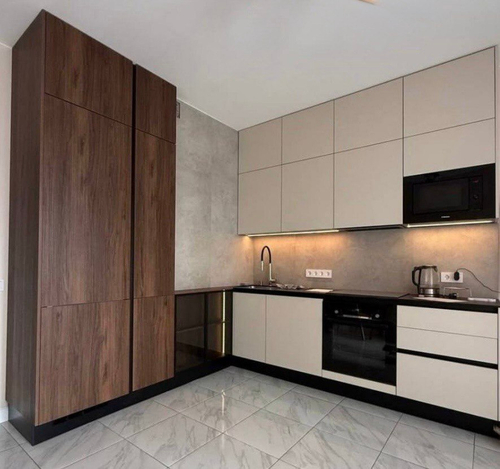 Современная кухня с тонированным стеклом и профилем Gola — без ручек