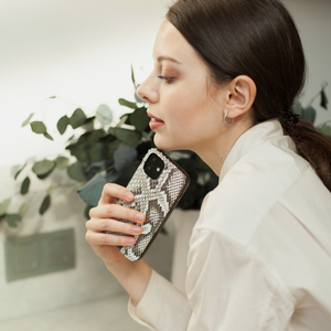 Чехол для iPhone 12/12Pro из кожи питона серого цвета