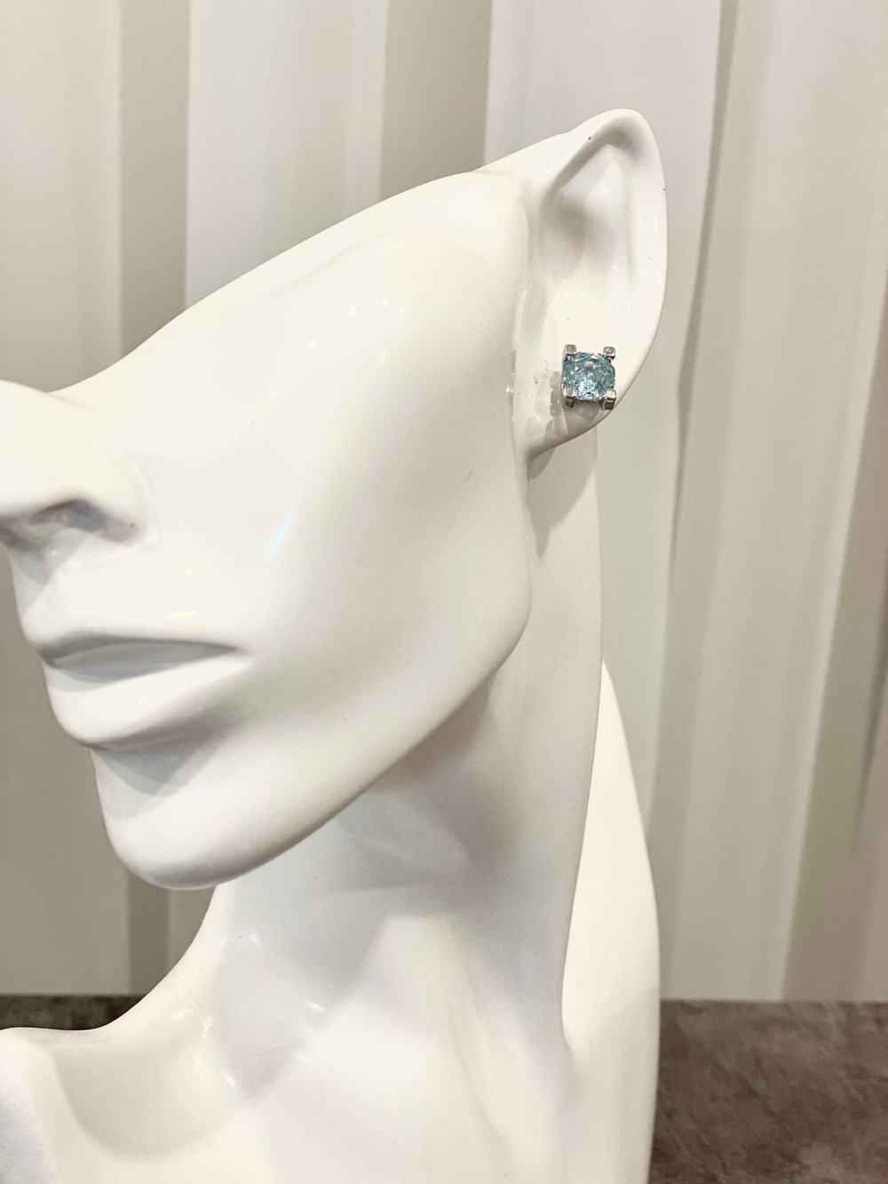 Серьги пусеты голубые кристаллы, фурнитура серебро