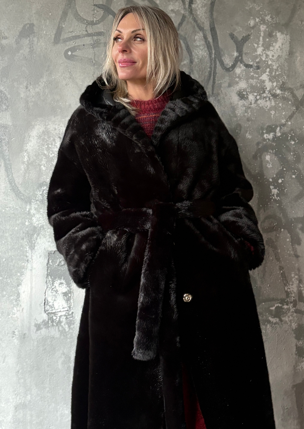 Шуба /черная с капюшоном /эко мех