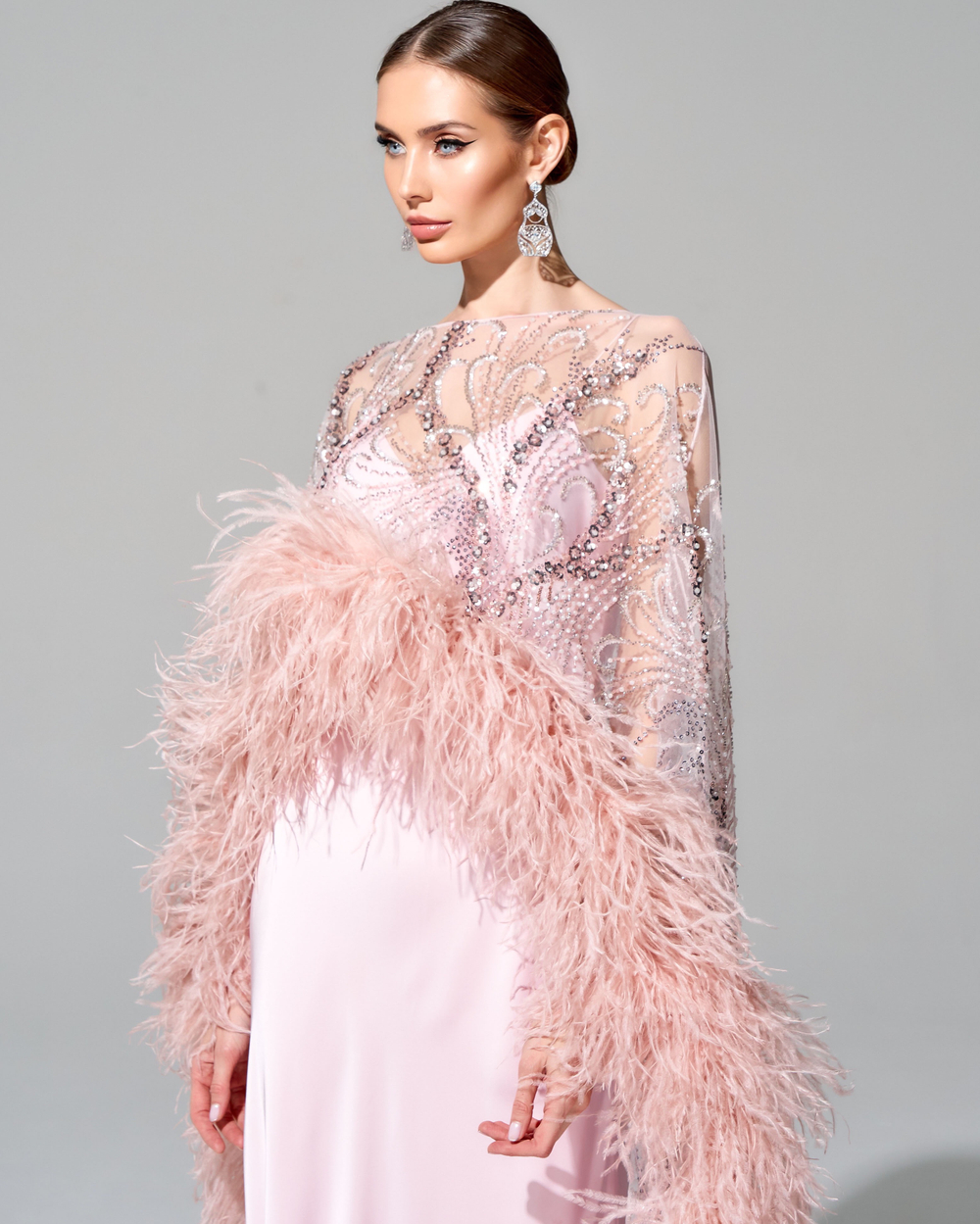 Кейп с вышивкой ручной работы и премиальными перьями страуса