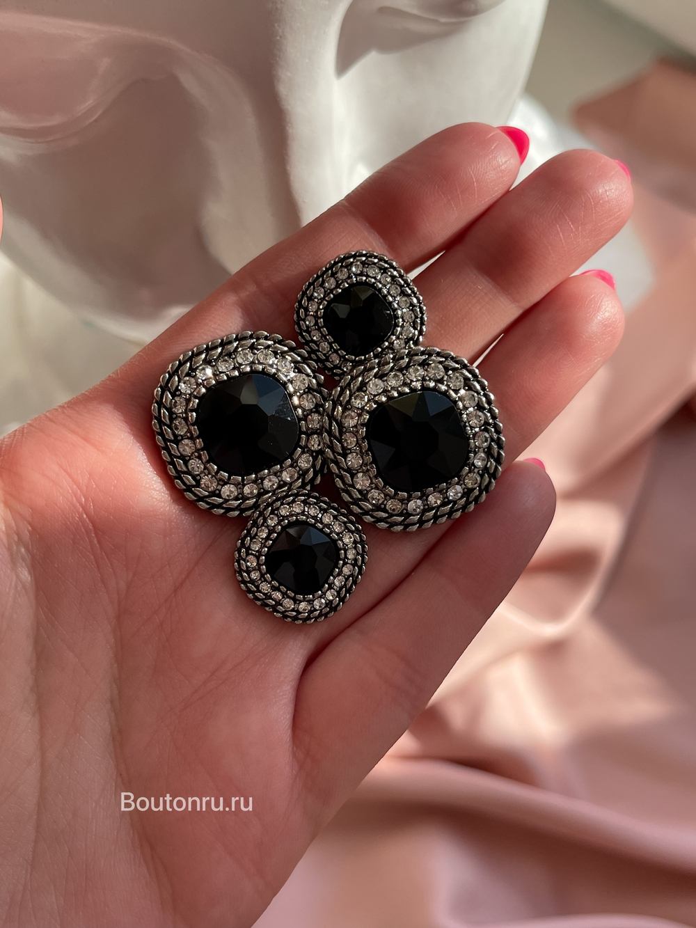 Пуговицы Квадрат серебряные черные со стразами  и косичкой