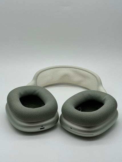AirPods Max Green Lighting