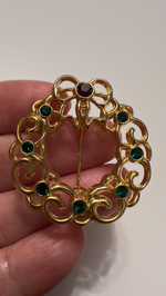 Новогодняя брошь веночек с кристаллами