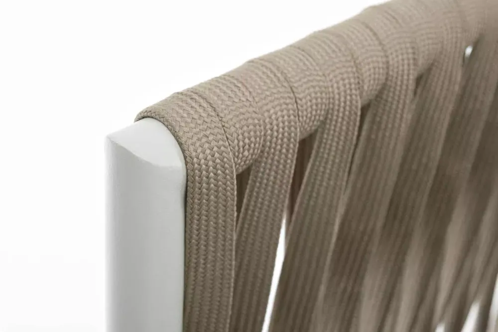 "Касабланка" кресло плетеное из роупа, основание дуб, каркас алюминий светло-серый (RAL7035) муар, роуп серо-коричневый 23мм, ткань бежевая 052