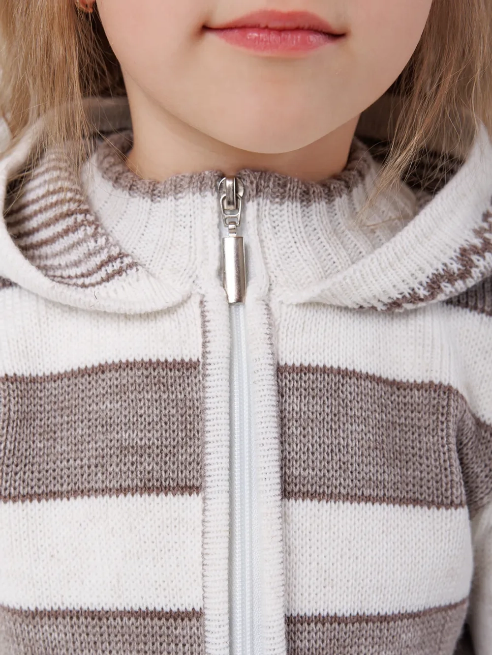 Кардиган вязаный на молнии с капюшоном для девочки