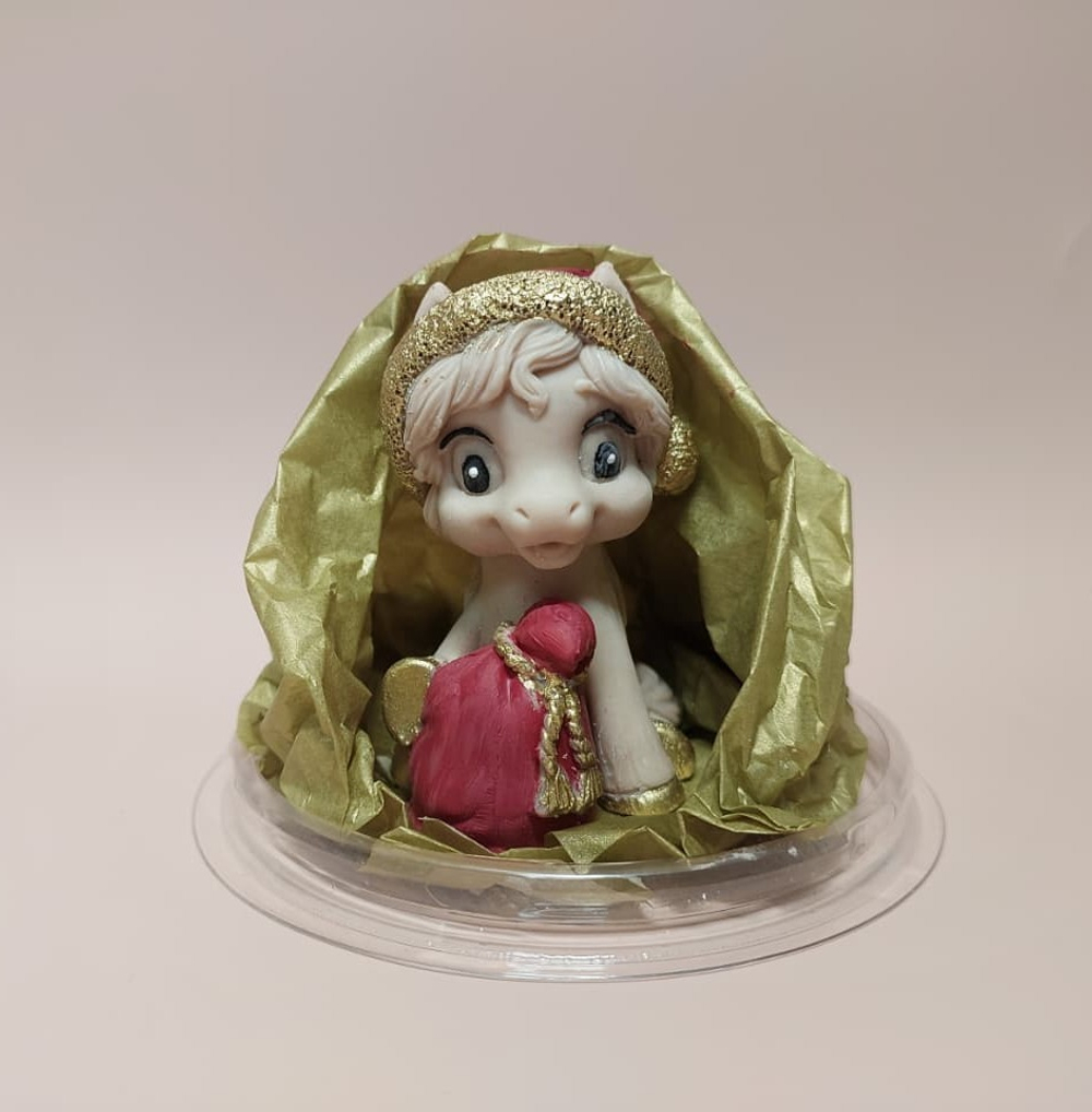 Фигурка из шоко глазури "Лошадка с подарком" бежевый / красный / золотой