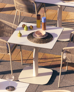 Dina Уличный стол белый на белом металлическом основании 68 x 68 x 70 см